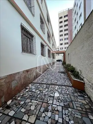 dois corredores de acesso pra carro