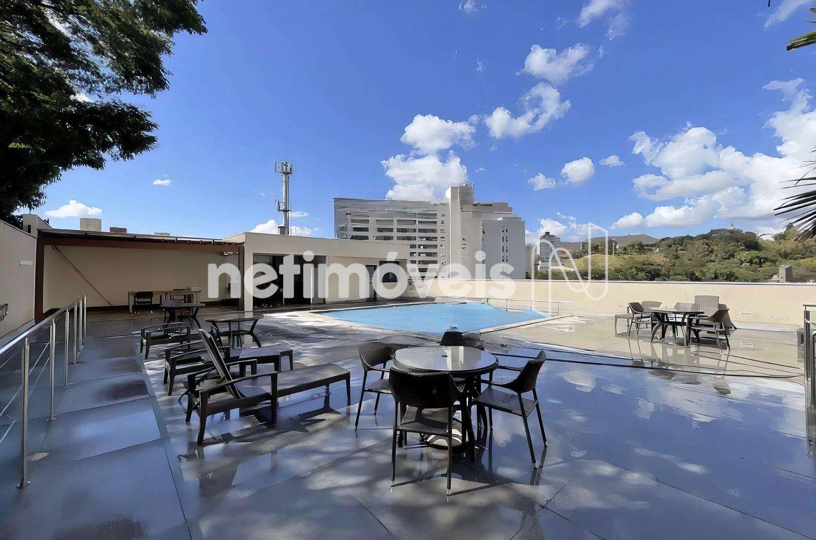 Área de lazer com piscina 