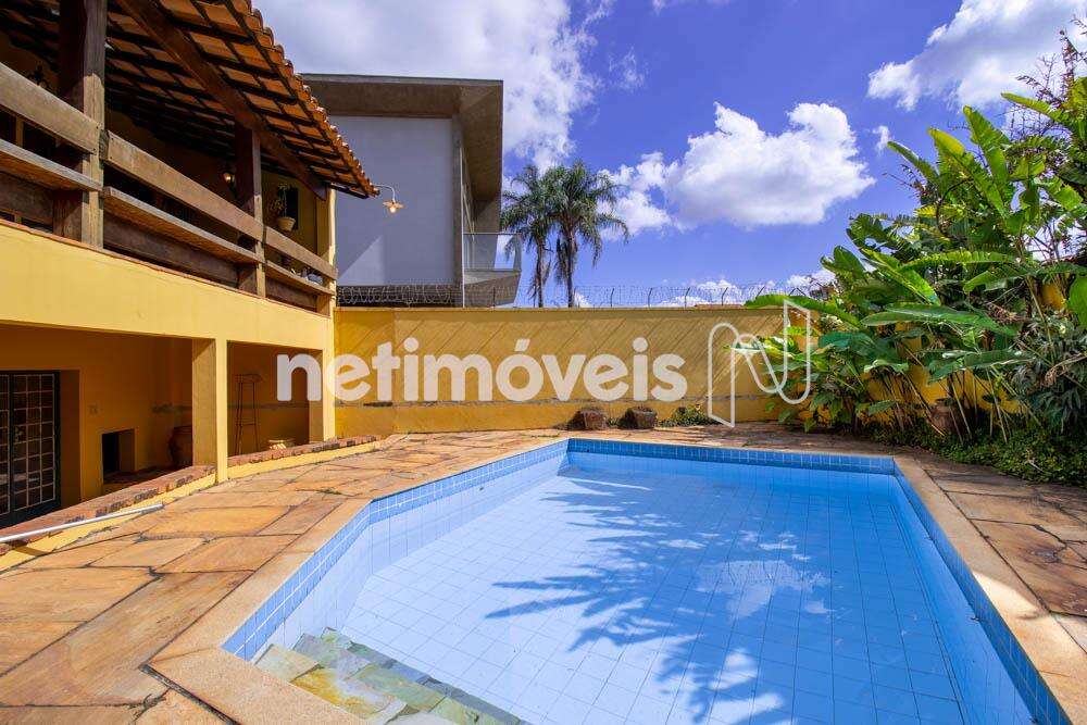 Área de lazer com piscina 