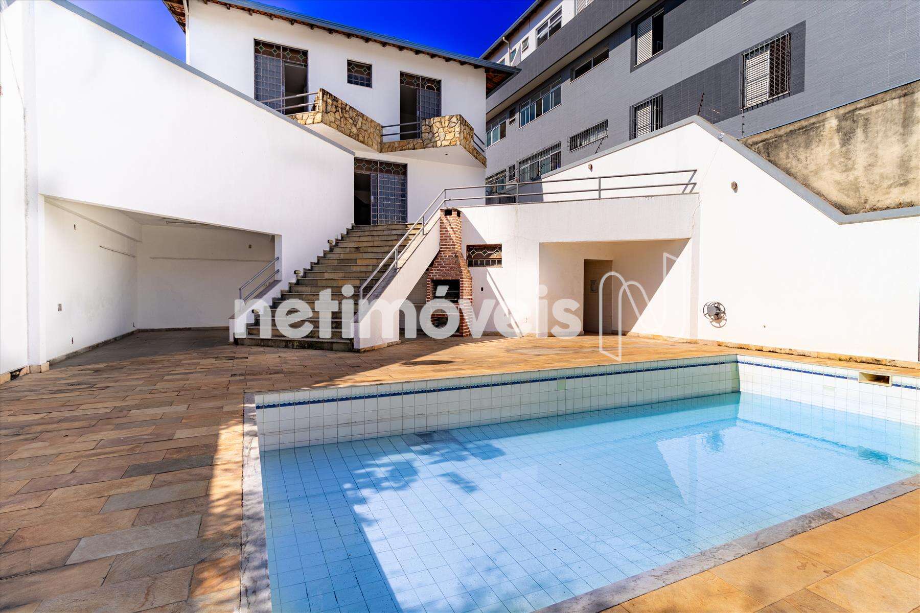 Área de lazer com piscina 
