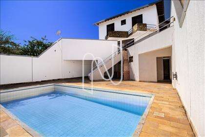 Área de lazer com piscina 