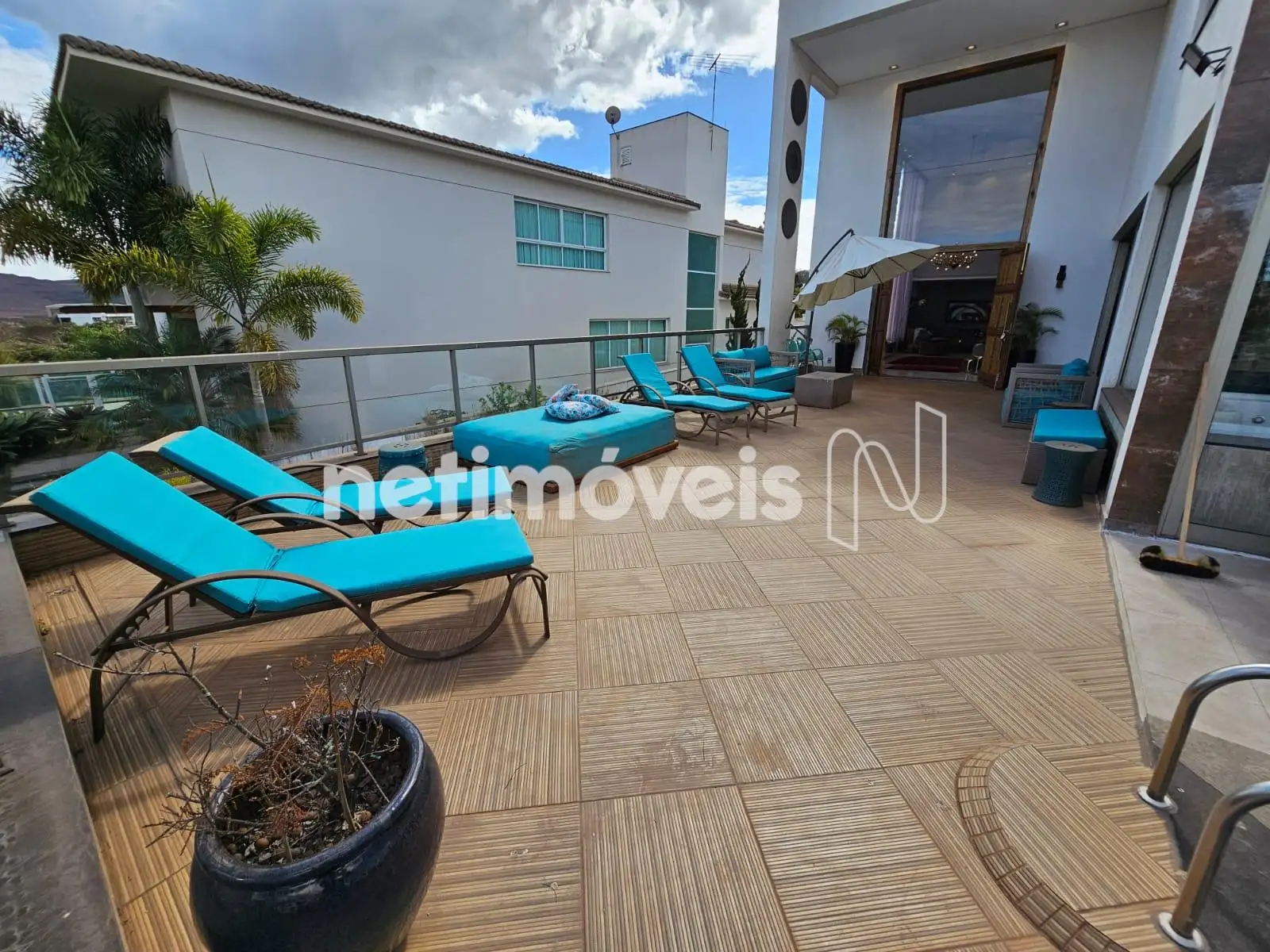 Área de lazer com piscina 