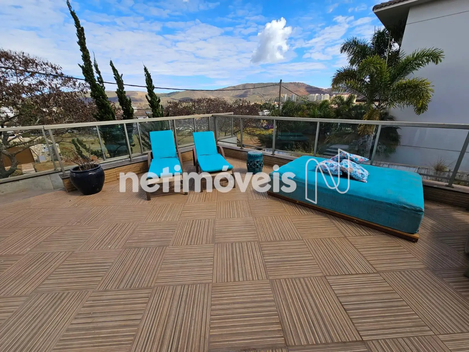 Área de lazer com piscina 