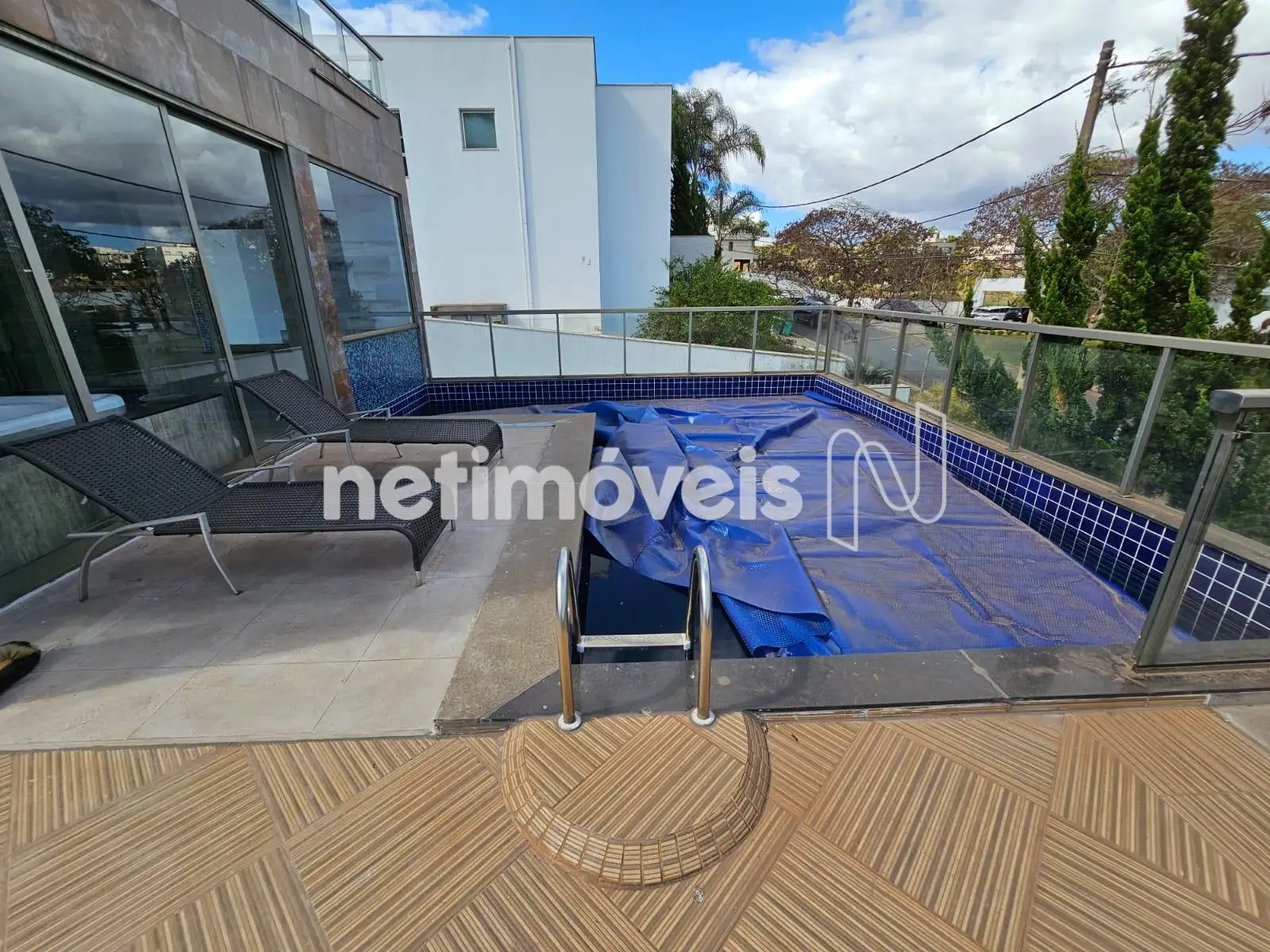 Área de lazer com piscina 