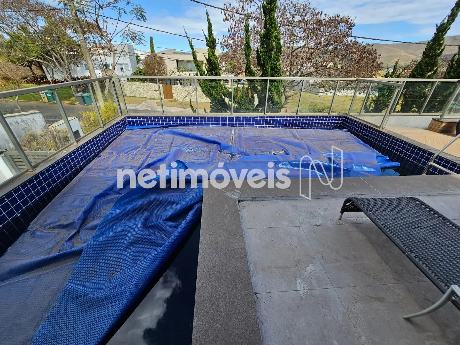 Área de lazer com piscina 