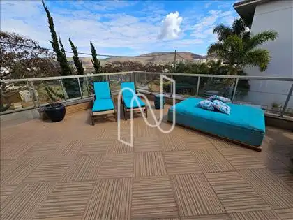 Área de lazer com piscina