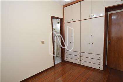 2° pavimento - Quarto suíte 05 com armário 