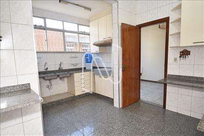 1° pavimento - Cozinha ampla com armários 