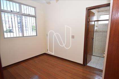 2° pavimento - Quarto suíte 05 com armário