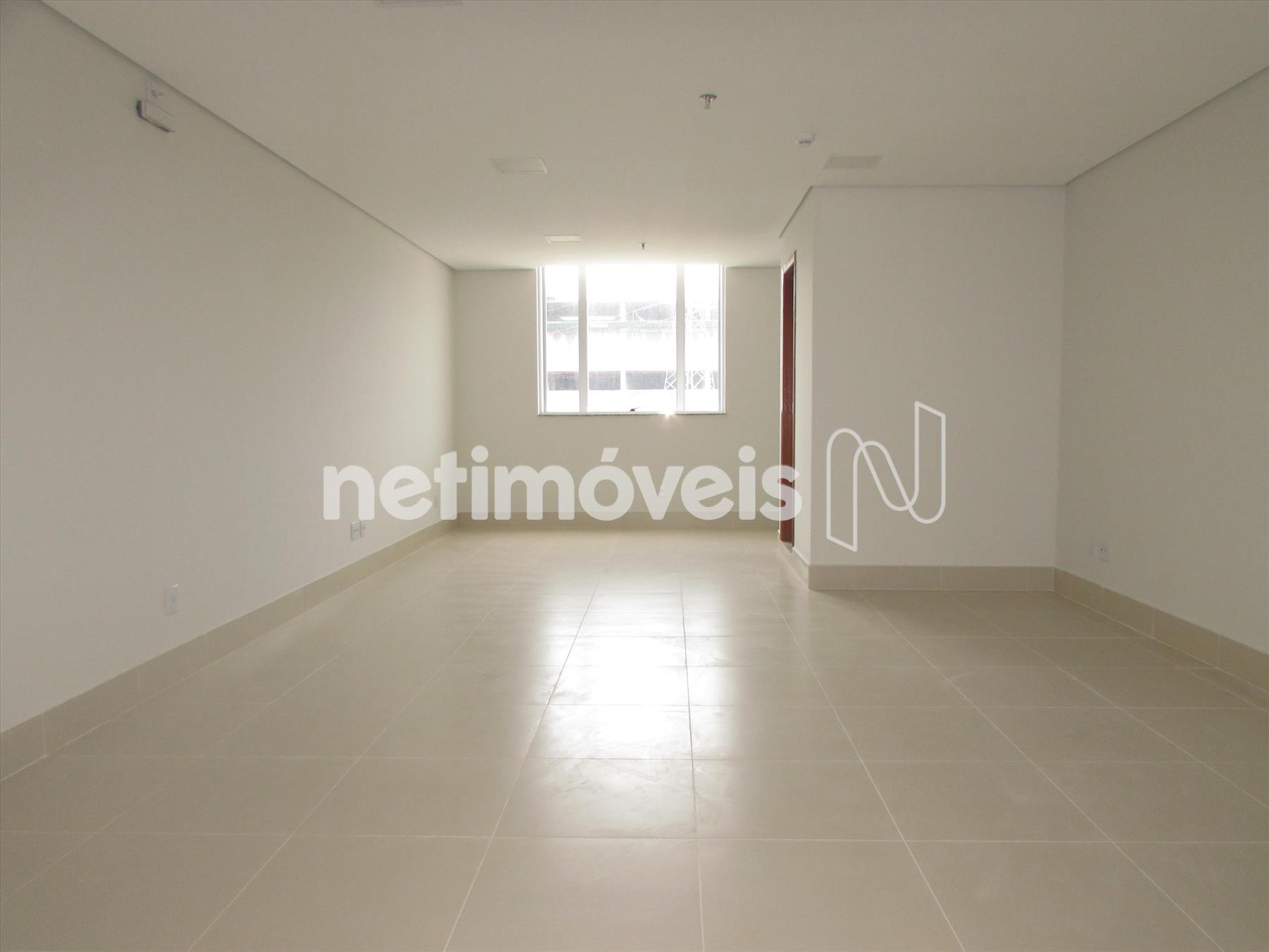 Sala ampla com piso porcelanato