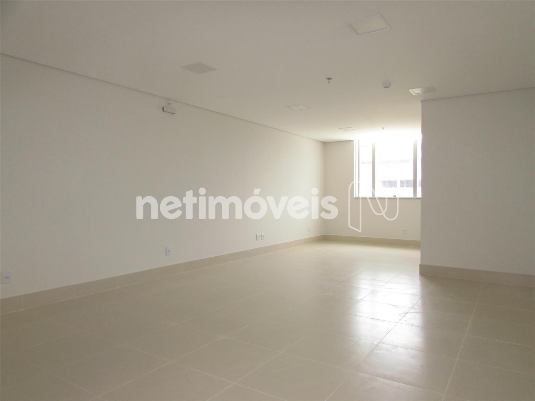 Sala ampla com piso porcelanato