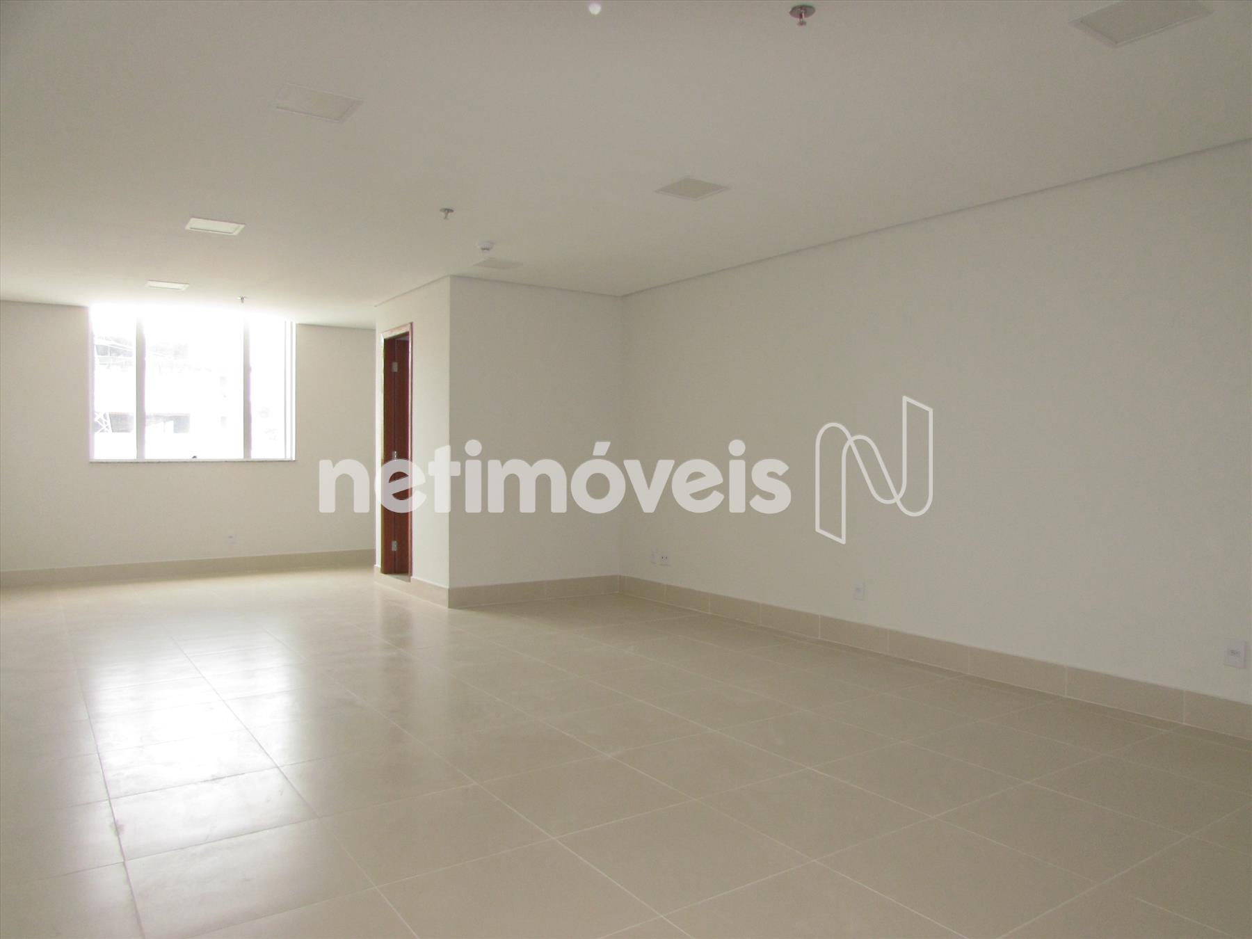 Sala ampla com piso porcelanato