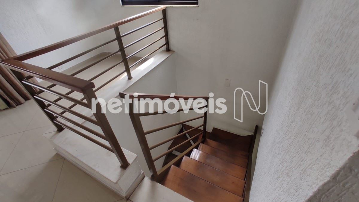 Escadas de acesso ao 1° e 2° andar