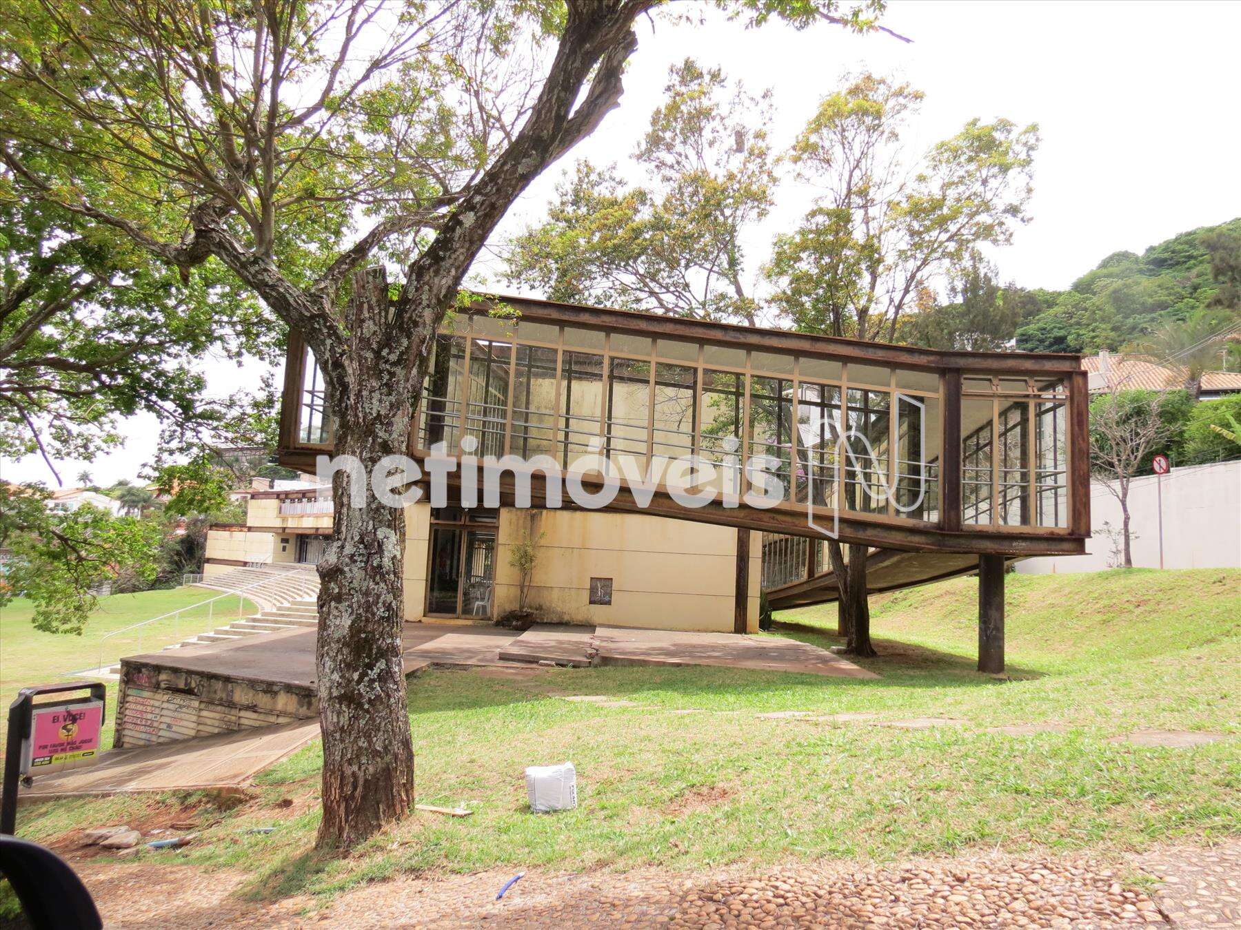 a poucos metros da Escola Guignard