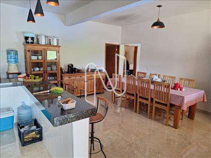 Sala de jantar integrada com cozinha  