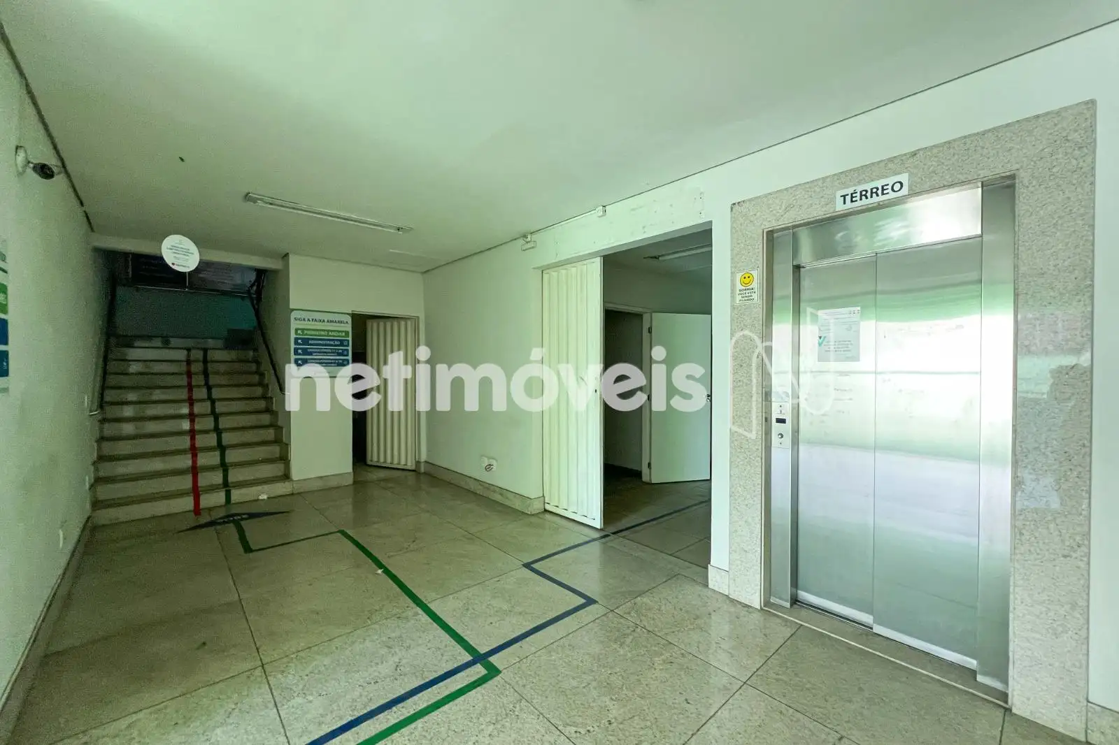 Escadaria para o 2º pavimento  e elevador 
