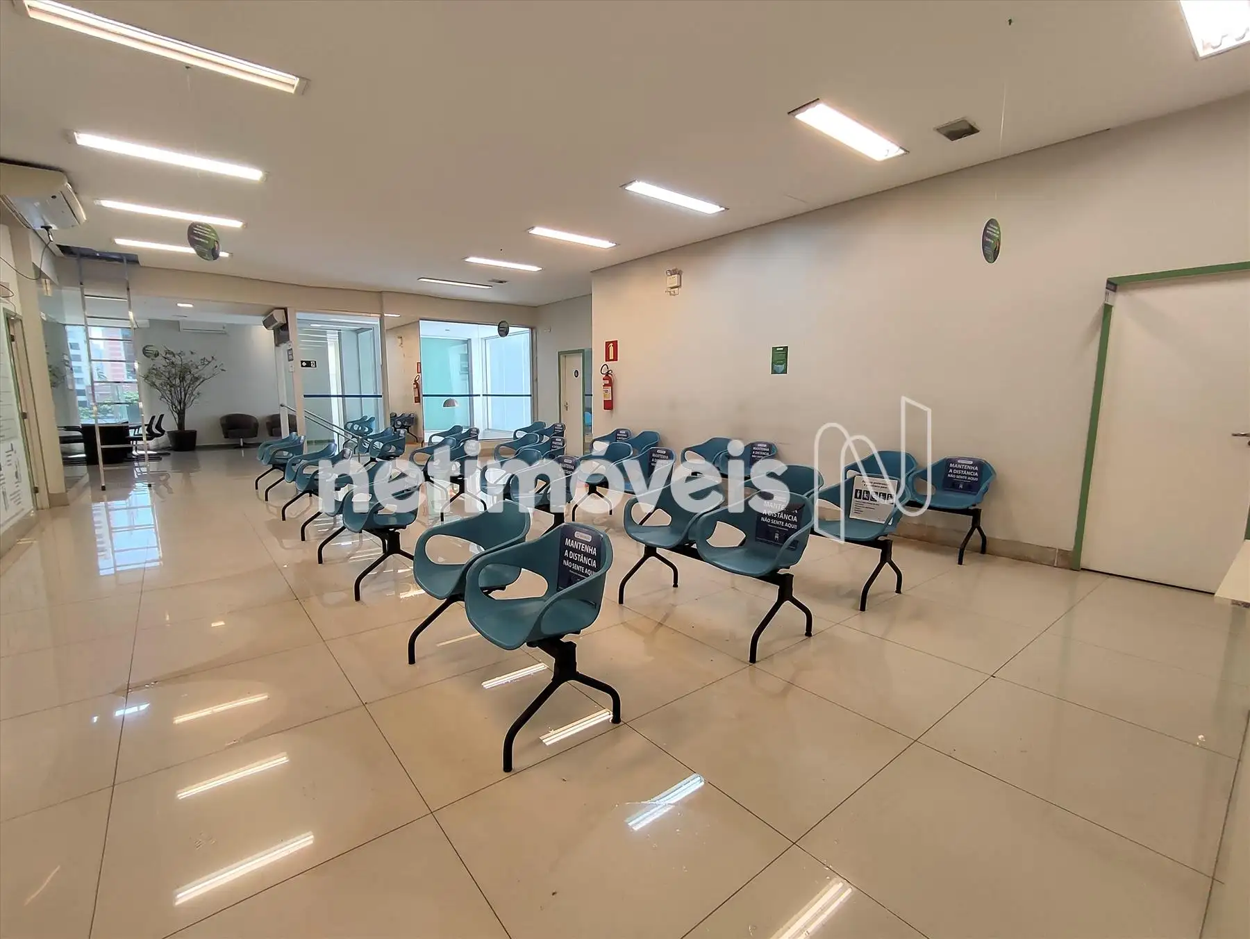Sala de espera ampla e climatizada