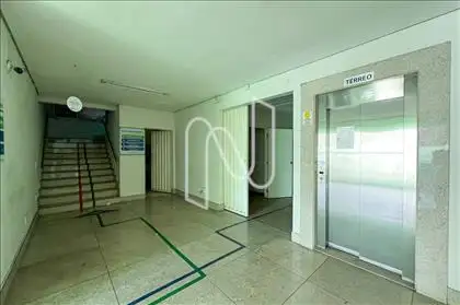 Escadaria para o 2º pavimento  e elevador 
