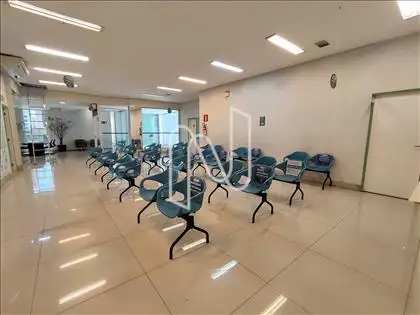 Sala de espera ampla e climatizada