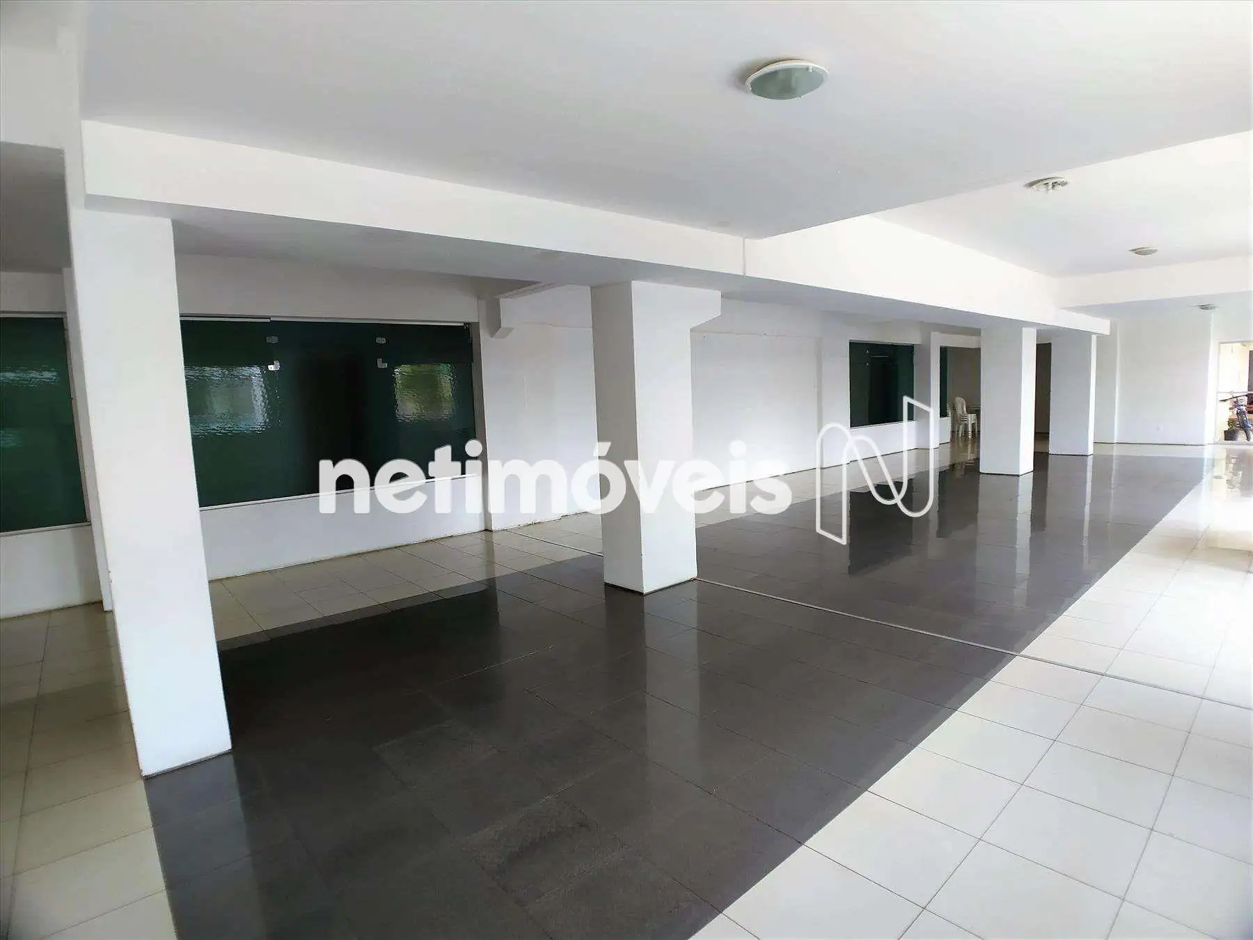 Salão de Festas com cozinha e 4 lavabos 