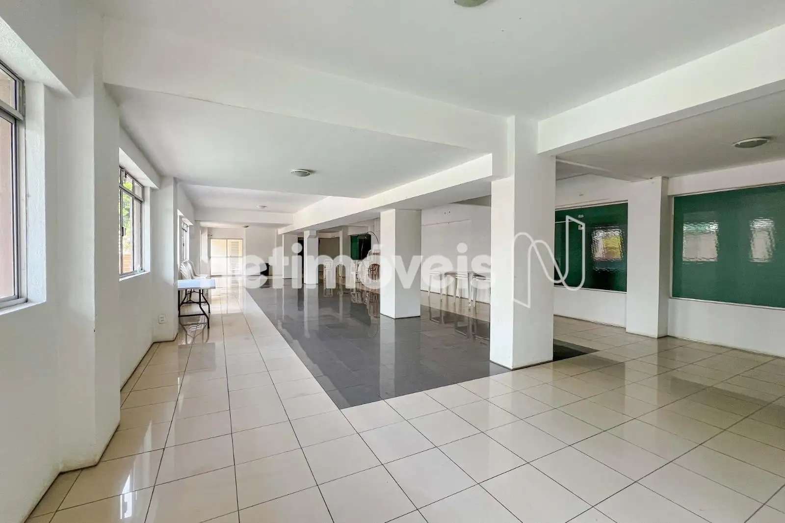 Salão de Festas com cozinha e 4 lavabos 