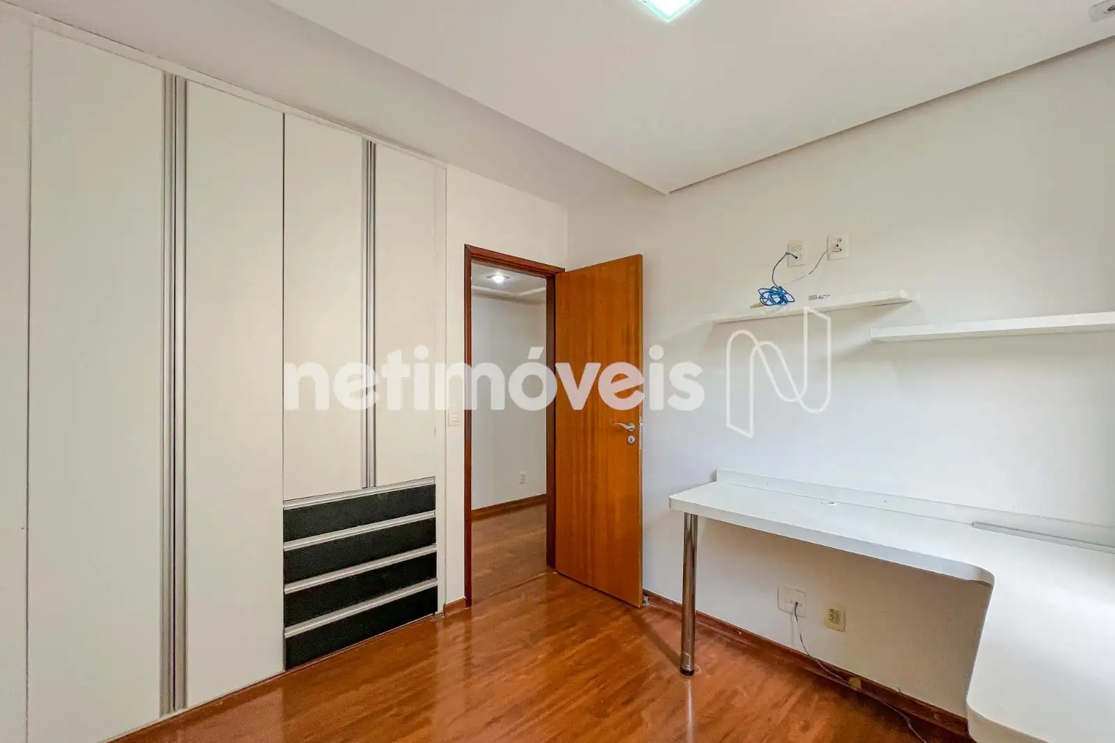 Quarto 02 -  com escritório  e  armário 