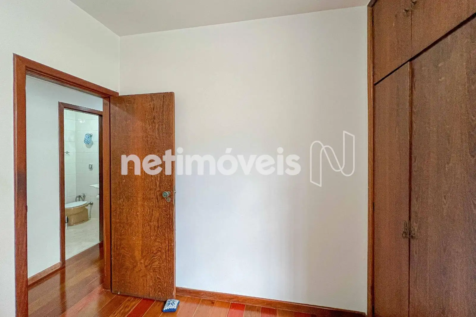 Quarto 03 - com armário 
