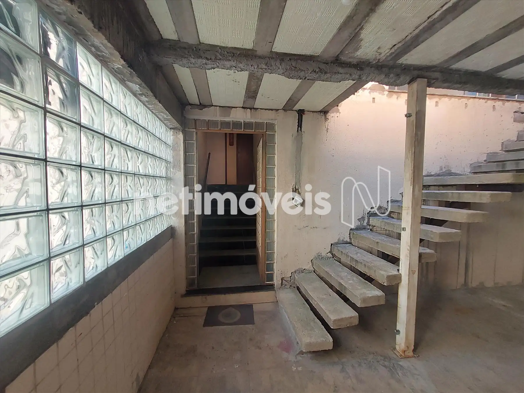 Vista entrada prédio10 degraus para apto