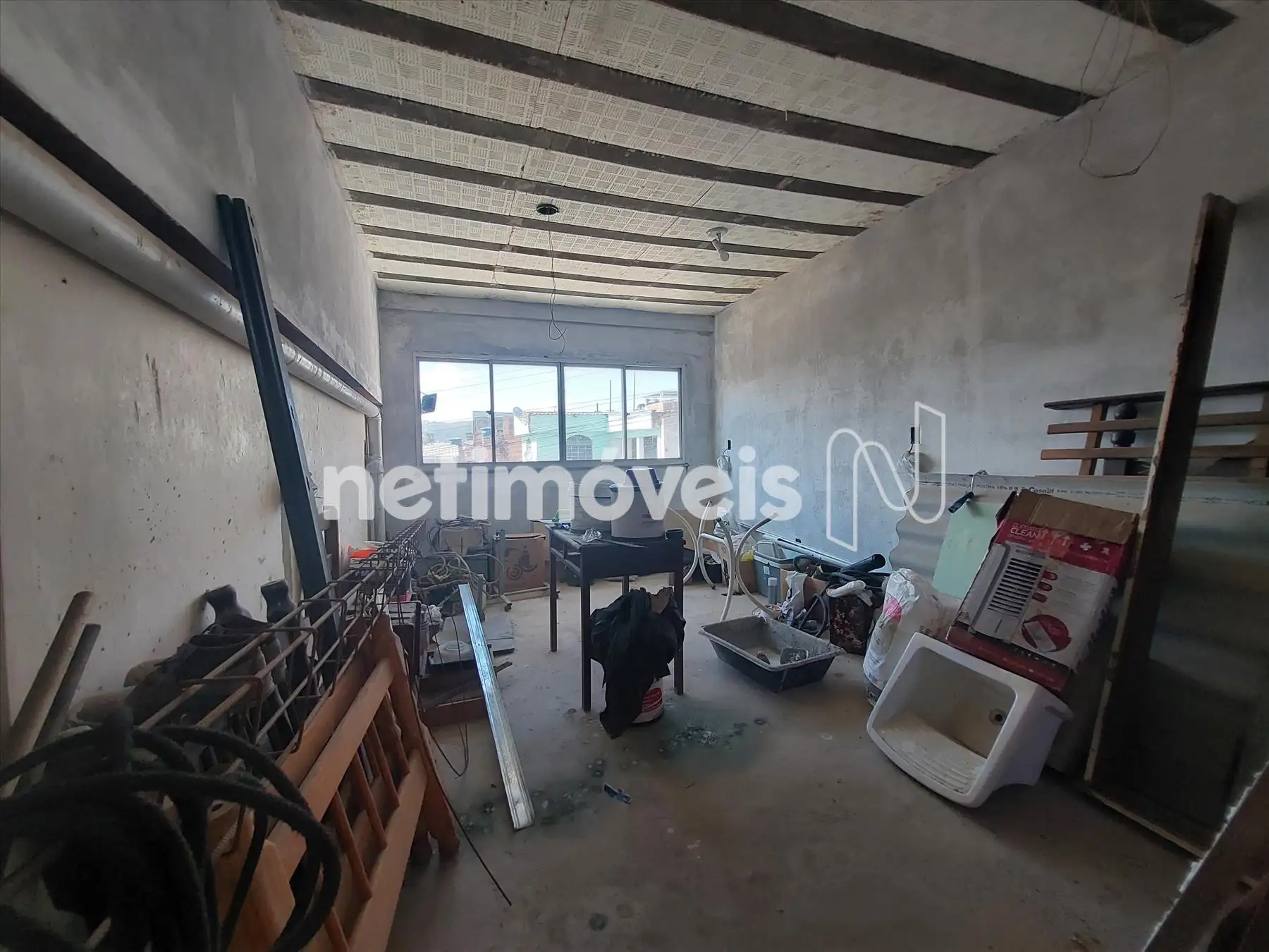 Salão para novo escritório em obras