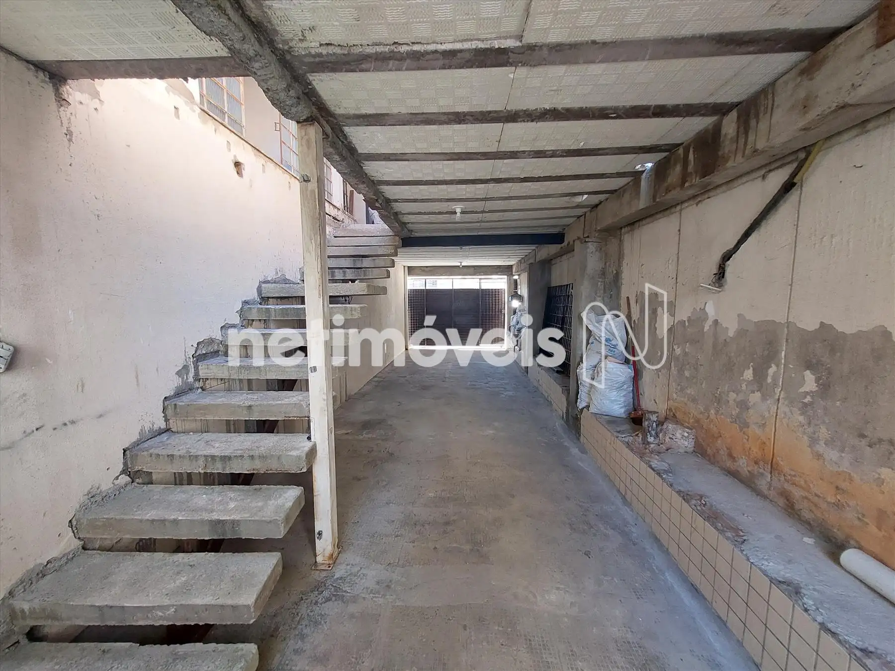 Vista garagem e escada de acesso para obra