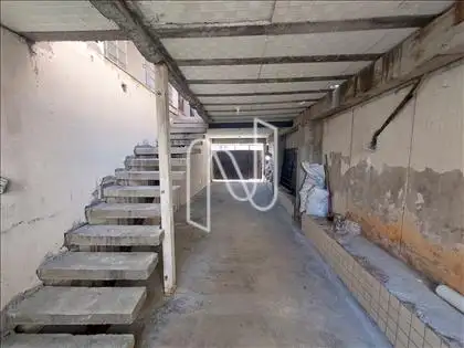 Vista garagem e escada de acesso para obra