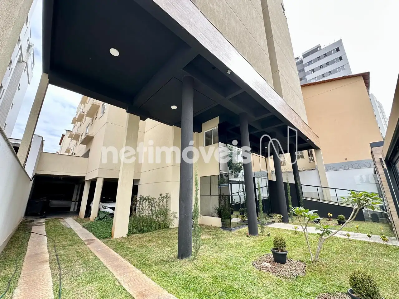 Entrada com Jardins