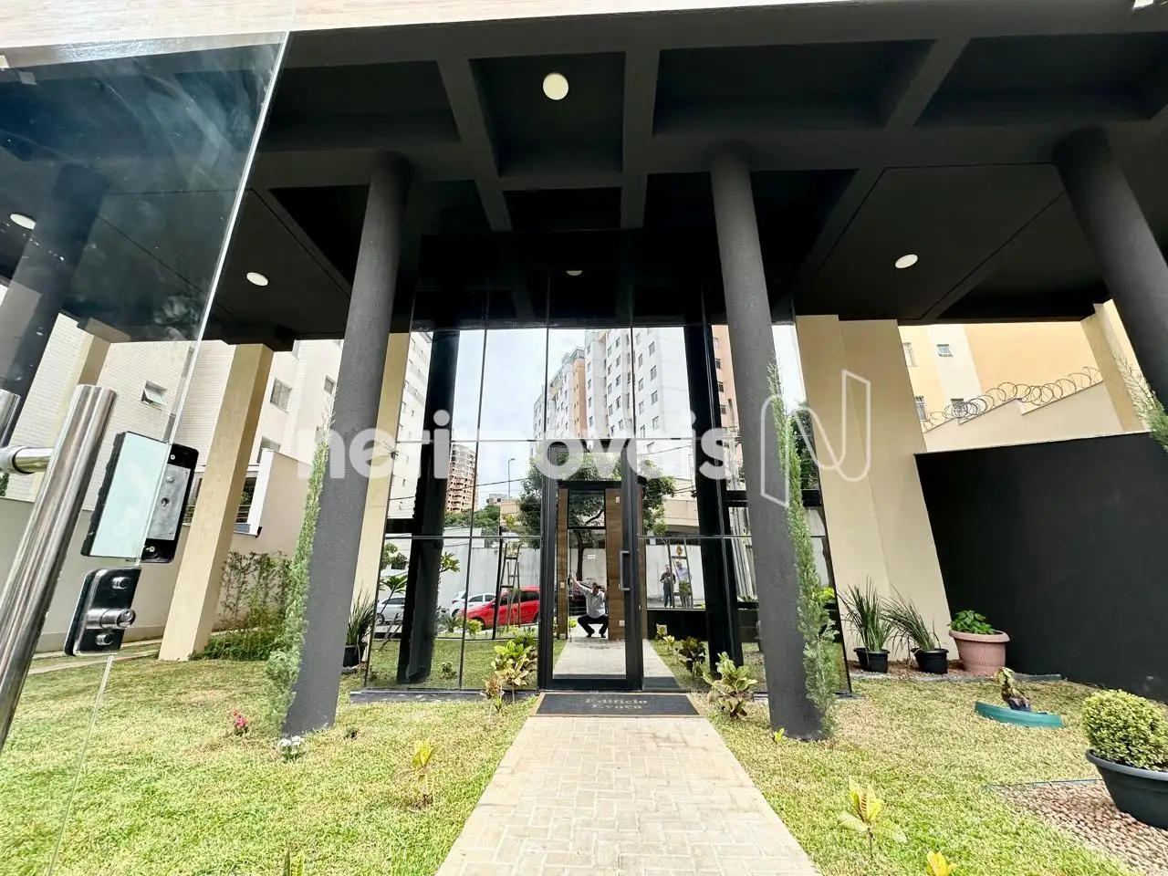 Entrada com Jardins