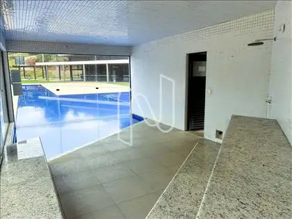 Sauna com acesso a piscina e  piscin interna 