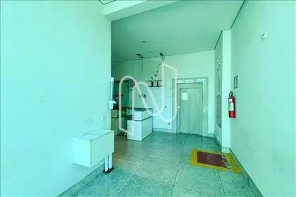 Escadaria para o 2º pavimento  e elevador 