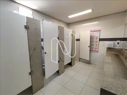 Dois de banheiros coletivos para público  
