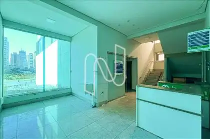 Escadaria para o 2º pavimento  e elevador 