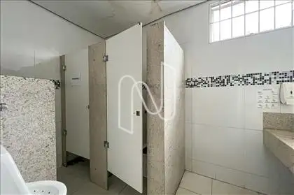 Dois de banheiros coletivos para público 