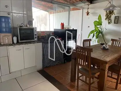 Cozinha com mesa 