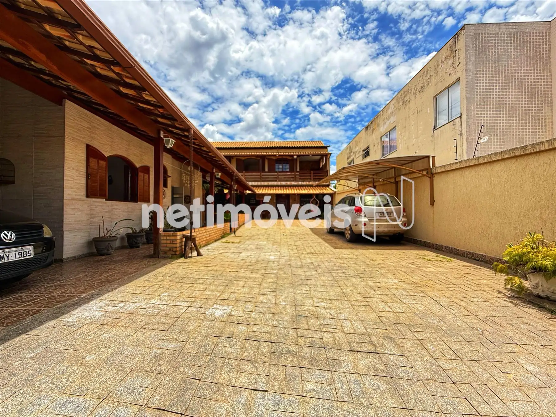 Casa para comprar com 464 m², 4 quartos, 4 banheiros, 10 vagas em Rua Estados Unidos, Copacabana, Belo Horizonte