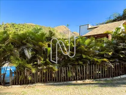  Amplo e reservado quintal cercada de plantas
