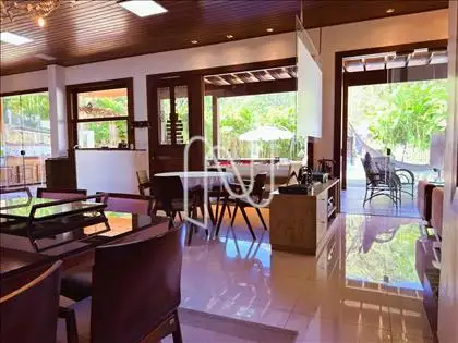 Varandão com acesso sala de  estar e jantar 