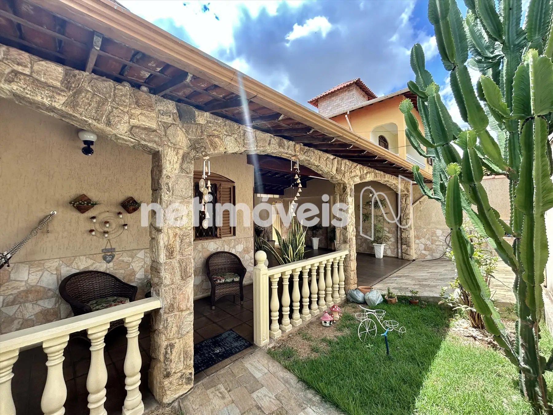 Casa para comprar com 300 m², 4 quartos, 5 banheiros, 3 vagas em Rua Enseada, Conjunto Celso Machado, Belo Horizonte