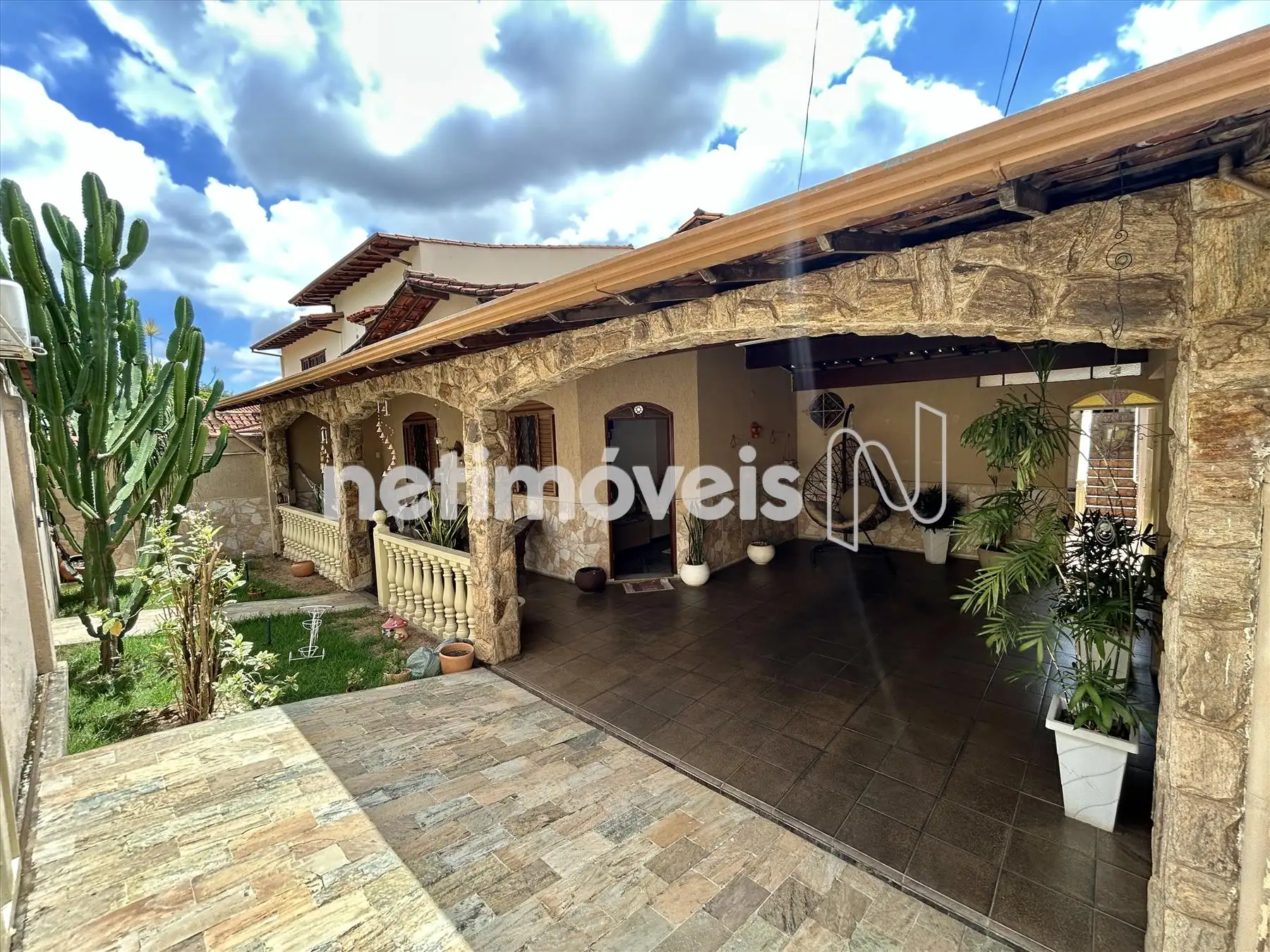 Casa para comprar com 300 m², 4 quartos, 5 banheiros, 3 vagas em Rua Enseada, Conjunto Celso Machado, Belo Horizonte