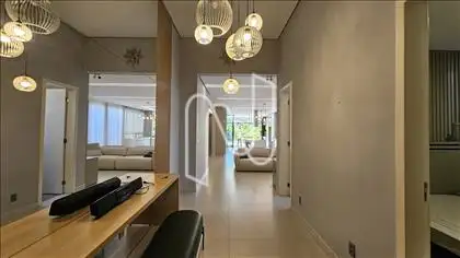 Entrada com acesso a sala e escritório  