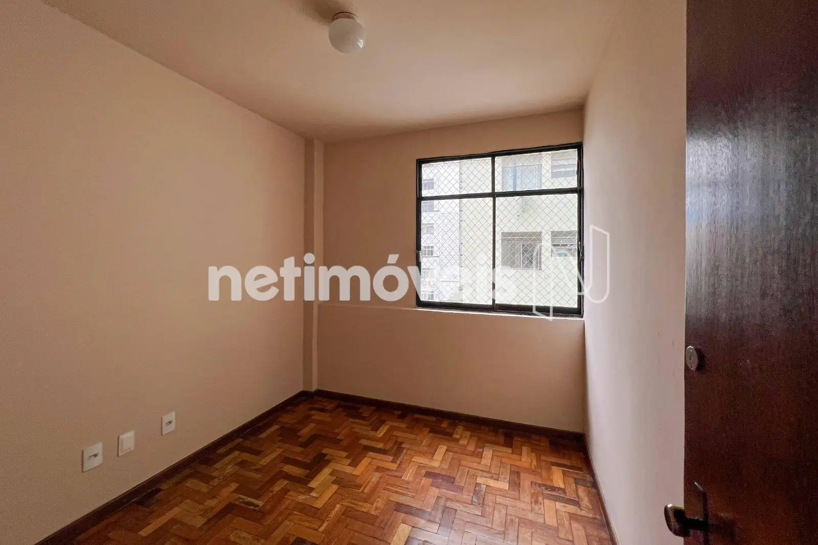 Quarto 02: Armário embutido  