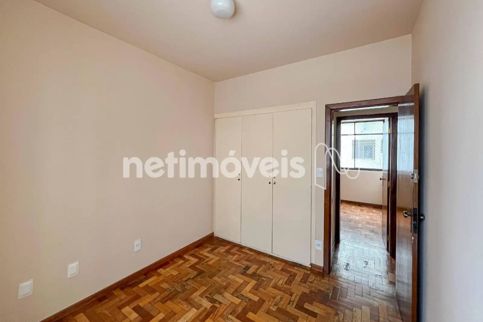 Quarto 02: Armário embutido  