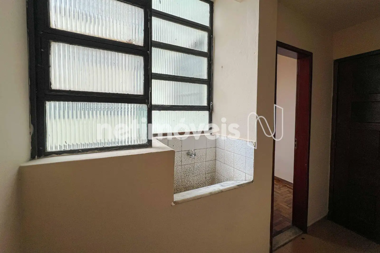 área de serviço com porta de serviço 
