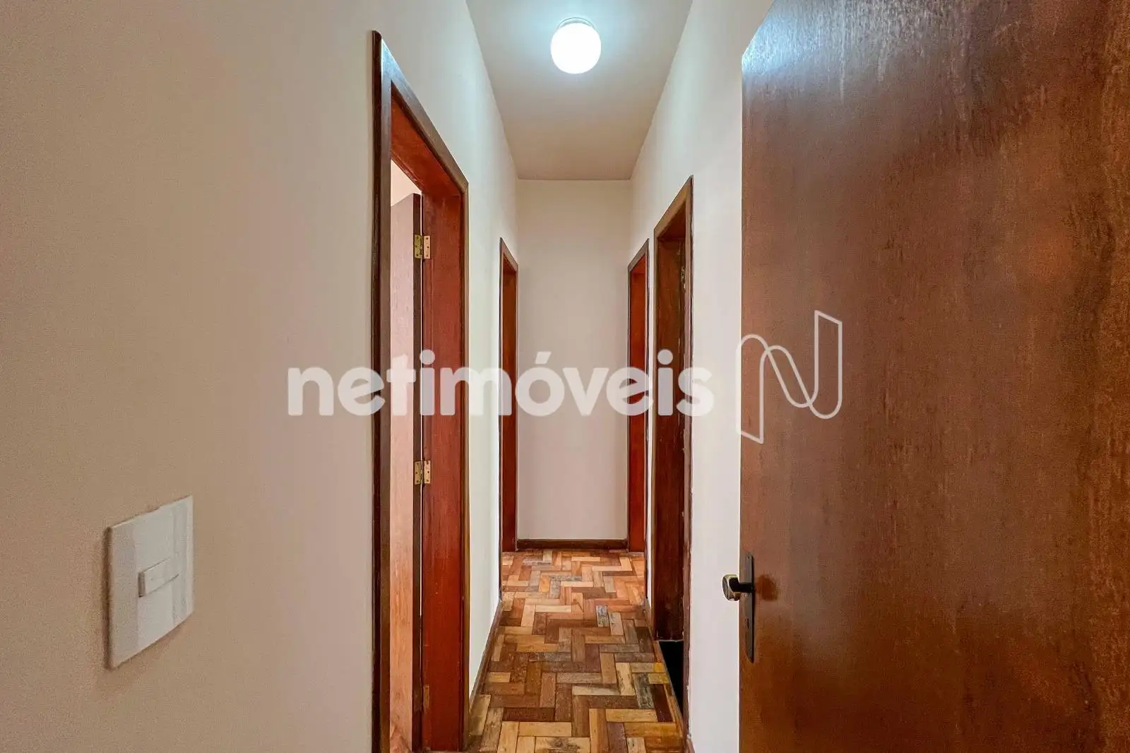 corredor com porra para quartos e banho