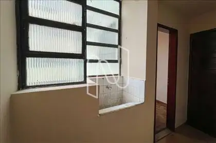 área de serviço com porta de serviço  